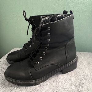 Universal thread combat boots